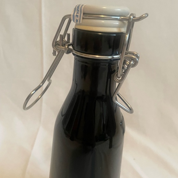 Toggle top bottles. - Picture 2 of 8